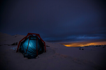 Outdoor Wandern im Freien schlafen unter offenem Himmel im Zelt im Winter in der Arktis in der...
