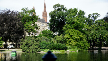 See mit Fontäne in der Parkanlage Warme Damm in der hessischen Landeshauptstadt Wiesbaden