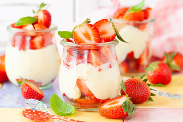 Dessert mit frischen Erdbeeren - 433095451