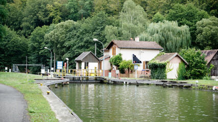 Funktionstüchtige Schleuse Nummer 18 am Schleusenwärterpfad am Rhein-Marne-Kanal mit Wanderweg...