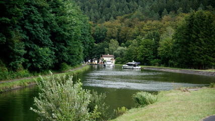 Funktionstüchtige Schleuse Nummer 18 am Schleusenwärterpfad am Rhein-Marne-Kanal mit Schiffen,...
