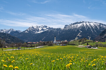 Pfronten_Ostallgäu_Kirche im Frühling
