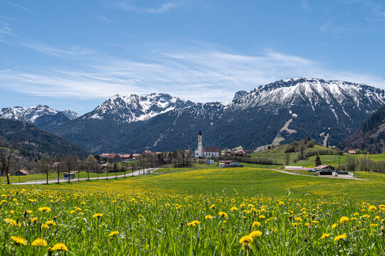 Pfronten_Ostallg&auml;u_Kirche im Fr&uuml;hling