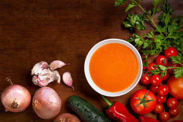 bol de gazpacho sobr madera rústica con tomate, pimiento, cebolla pepino y ajo - 433098805