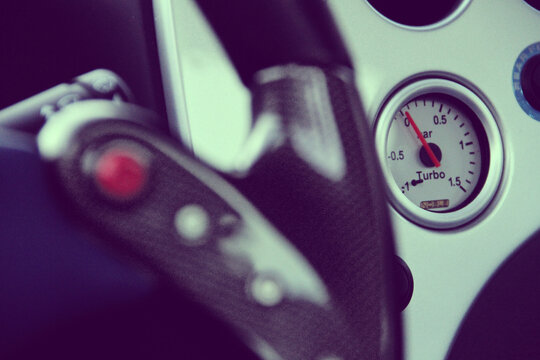 perfektes sch&ouml;nes Rennwagencockpit mit Sportlenkrad und Anzeigeinstrumenten eines Supercar Rennwagens bzw. Sportwagen f&uuml;r KFZ Websites 