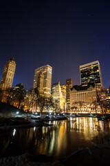 Fototapeta na wymiar New York NY Metropole USA Amerika Hochhaus Börse Wallstreet Großstadt bei Nacht
