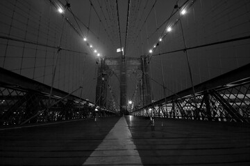 Brooklyn Bridge schwarz weiß schwarzweiß bei Nacht in New York NY