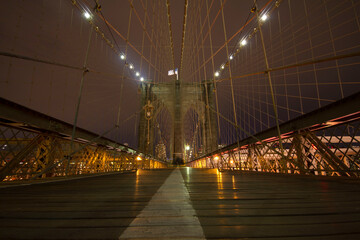 Brooklyn Bridge bei Nacht in New York NY