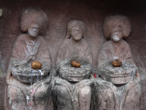 Matronenfiguren am römischen Matronenstein mit Nuss - Opfer an die Götter in Pesch / Eifel