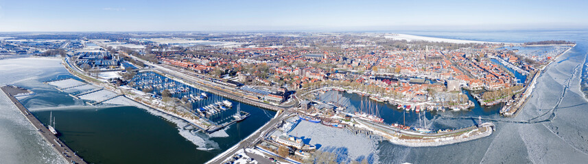 Obraz premium Winter panorama photo of Enkhuizen in North Holland.
