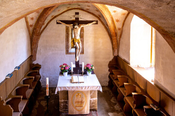 historische Kirche Innenraum mit Christus und Altar