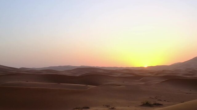Grandes vistas de un amanecer en pleno desierto de Merzouga, Marruecos