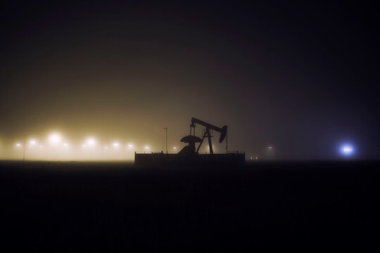 Anlage zur &Ouml;l F&ouml;rderung mit Pumpe Fracking Gas bei Nacht graben nach schwarzem Gold