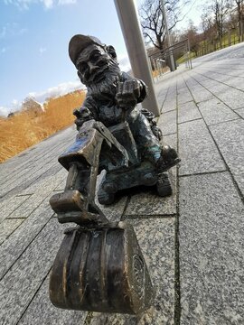 Wrocławski krasnal na tle ostrowa tumskiego i katedry. 