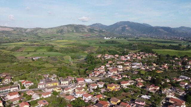 veduta aerea di Lariano, una piccola cittadina nei pressi di Roma.
