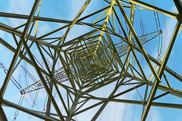 Strommast in Froschperspektive von innen