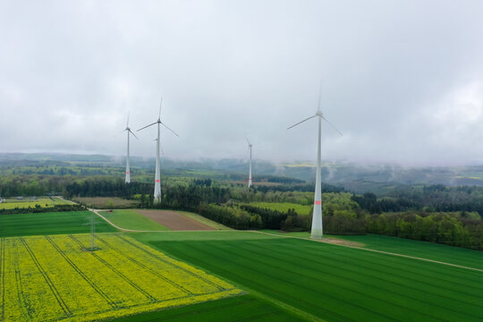 Windpark Windrad Windräder CO2 frei emissionsfrei regenerative energien Stromversorgung e-mobilität energieerzeugung