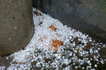 FU 2021-03-13 Hagel 30 am Betonpfosten liegen Hagelkörner