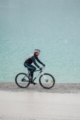 Fototapeta na wymiar mountain bike above a lake