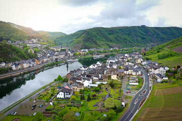 Stadt am Fluss Mosel Rhein - Wege Transport per Schiff - aus der Luft - Luftaufnahme - Emissionen - Brücke - Straße Wasserstraße