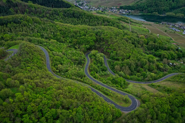 Serpentine - kurvenreiche Straße - Kurven im grünen Wald - Straßenschäden - Unfallschwerpunkt - Luftaufnahme