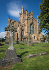 Fototapeta na wymiar graveyard and abbey of dunfermline