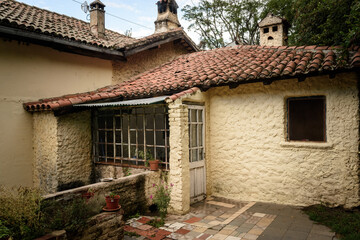Antigua casa colonial de color amarillo cálido y techo con tejas