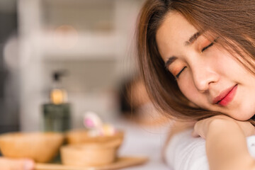 Obraz na płótnie Canvas asian young woman lying on bed for spa treatmentin spa salon