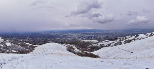 Obraz premium Downtown Salt Lake City View from Little Black Mountain Peak winter snowscape mountain hiking trail views via Bonneville Shoreline Trail, Wasatch Front Rocky Mountains, Utah. United States.