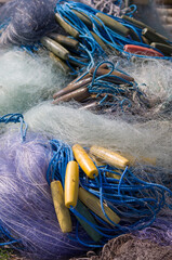 Splątane plastikowe sieci rybackie połowowe - obrazy, fototapety, plakaty
