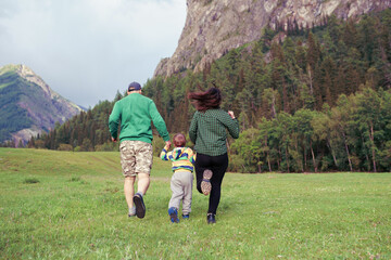 Obraz premium family walking in the mountains