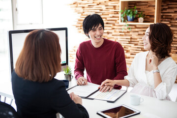 保険の契約を決めた夫婦