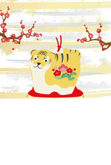 トラの置物と梅の花とブラシストロークが背景にある年賀状イラスト