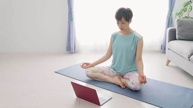 オンラインヨガ　おうち時間　ニューノーマル
