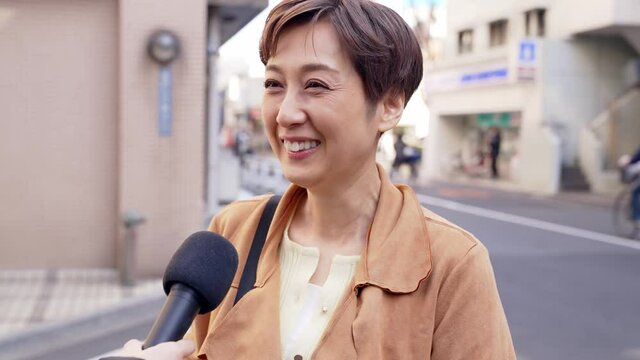 街頭インタビューを受ける女性