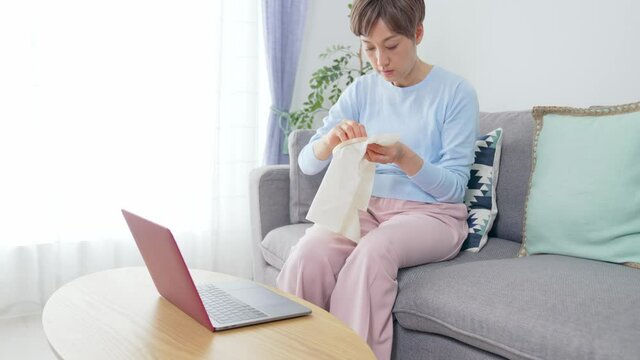 パソコンを見ながら刺繍をするミドル女性　オンライン手芸教室