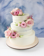 Obraz na płótnie Canvas Modern wedding cake with pink flowers.