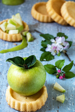 gr&uuml;ner Apfel auf tortelette mit Apfebl&uuml;te als kleiner snack