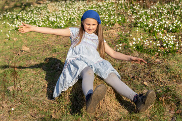 Porträt eines jungen, hübschen, nachdenklich, frechen Mädchens. Der Frühling schickt den Winter nach Hause! Lebensfreude, Glück, Gesundheit, Freiheit sind Motivation in der grünen, blühenden Natur.