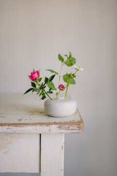 Bl&uuml;tenstengel in einer Vase im japanischen Ikebana Stil 