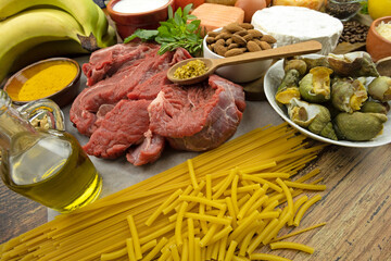 table remplie d'aliment frais et secs