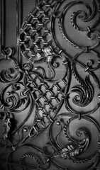 Decorating with forged elements of metal gates