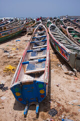 Barcas de pecadores varadas en la playa de Yoff en la costa de Dakar, Senegal
