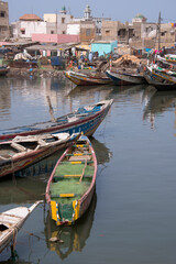 Fototapeta na wymiar Barcas de pesca en el estuario de San Luis en Senegal