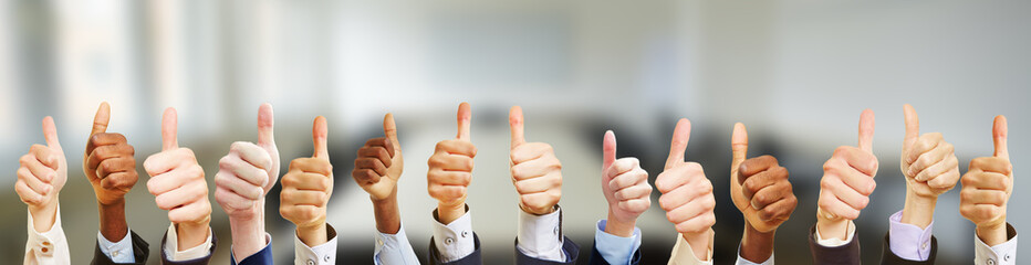 Business Team mit Daumen hoch