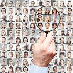 Portrait Collage mit Geschäftsleuten wird von Hand mit Lupe durchsucht