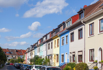 Reihenhäuser, bunte alte Wohngebäude im Frühling , Bremen, Deutschland, Europa