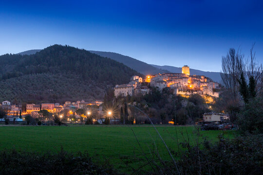 arrone borgo delle valnerina alla prime luci dell'alba