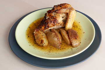 Pollo rustido con patatas al horno. Concepto comida casera de pueblo.