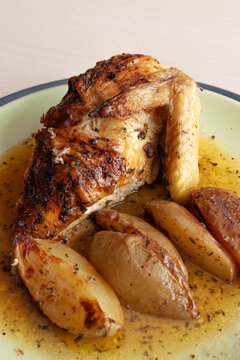 Pollo rustido con patatas al horno. Concepto comida casera de pueblo.